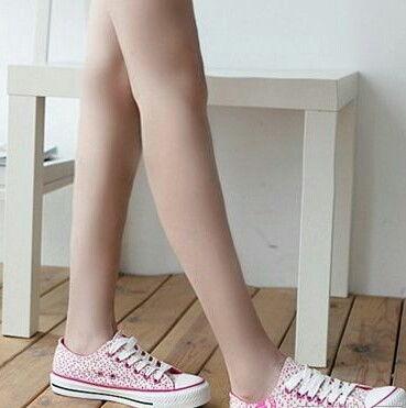 初中女孩丝袜脚图片搜索,初中女孩的时尚演绎