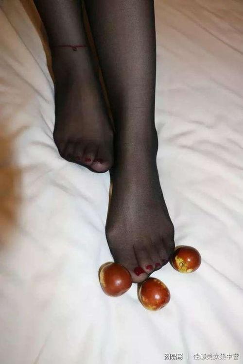 同事妈妈的丝袜美足,同事妈妈的优雅魅力展现