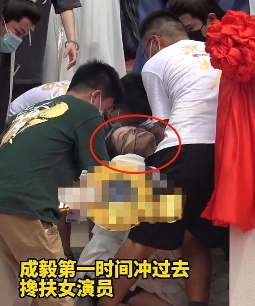 明星在片场晕倒,片场突发！明星晕倒现场紧急救治