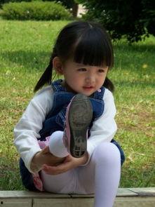 穿白色丝袜小女孩走光,小女孩不慎走光瞬间引发网友热议