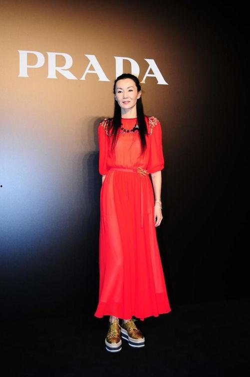 明星穿红色连衣裙,明星红裙惊艳亮相，演绎时尚魅力